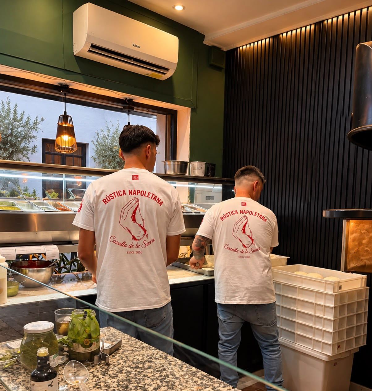 El equipo de Rústica Napoletana en la cocina